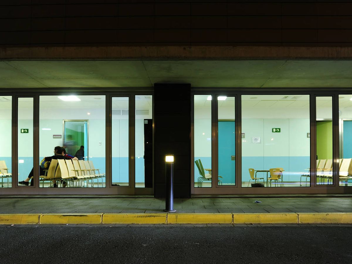 Foto: Vista nocturna de las urgencias del Hospital Arnau de Vilanova. (iStock)