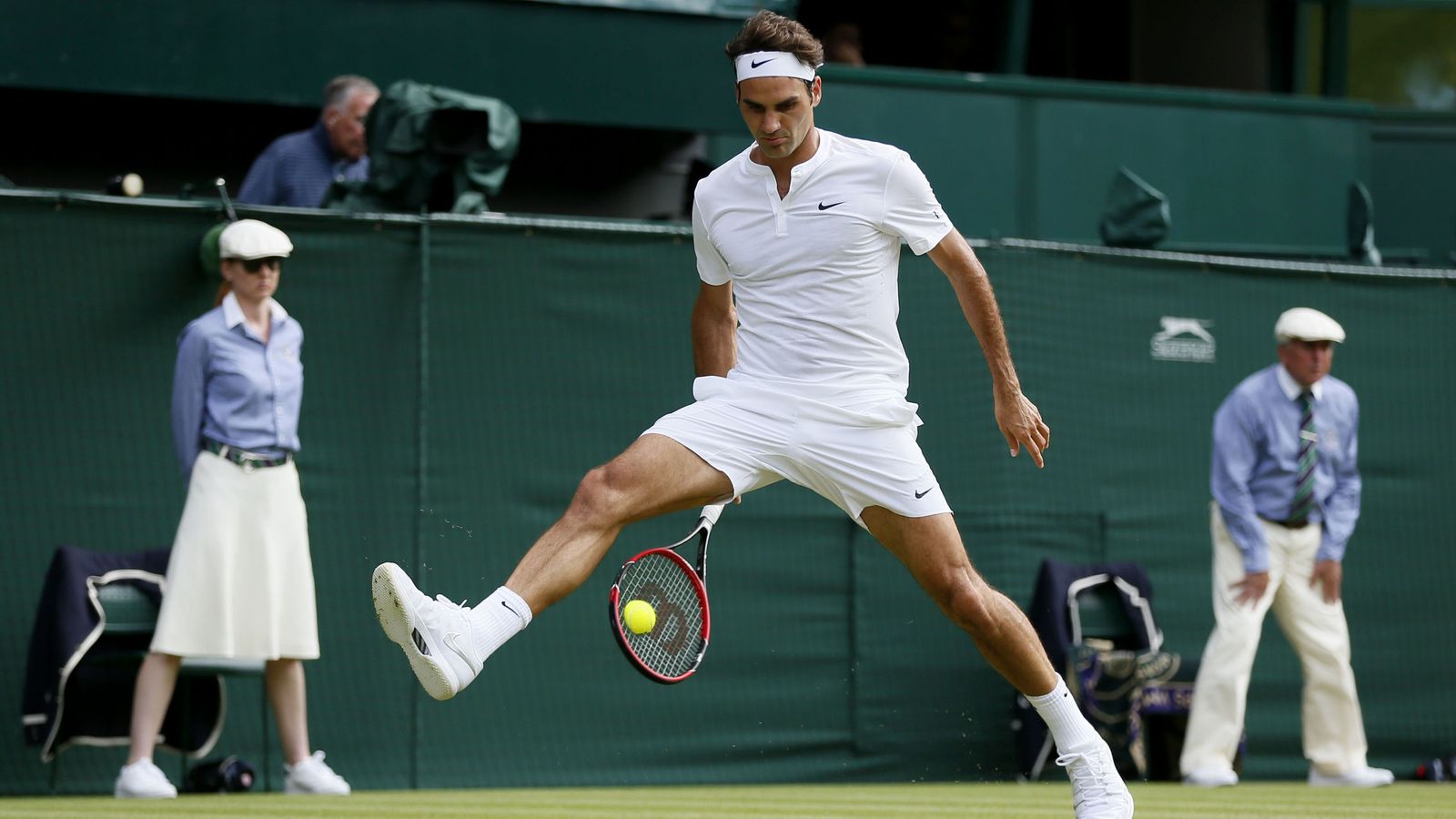 Foto: Fererer hace un golpe imposible en Wimbledon (Reuters) 