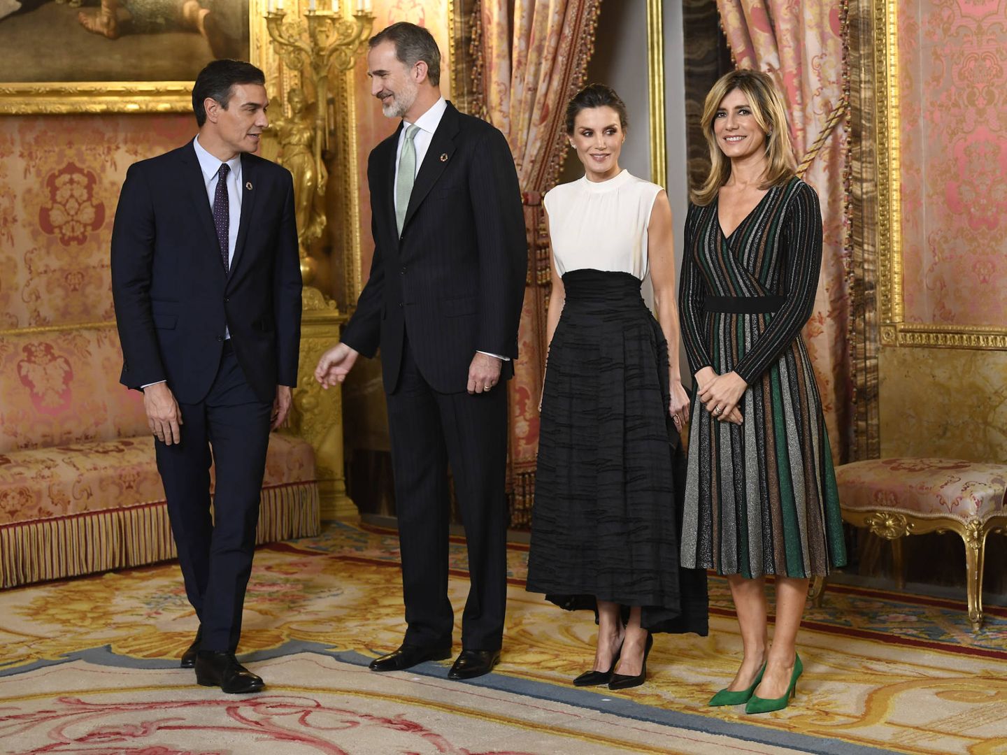 Los Reyes, con el presidente y Begoña Gómez. (LP)