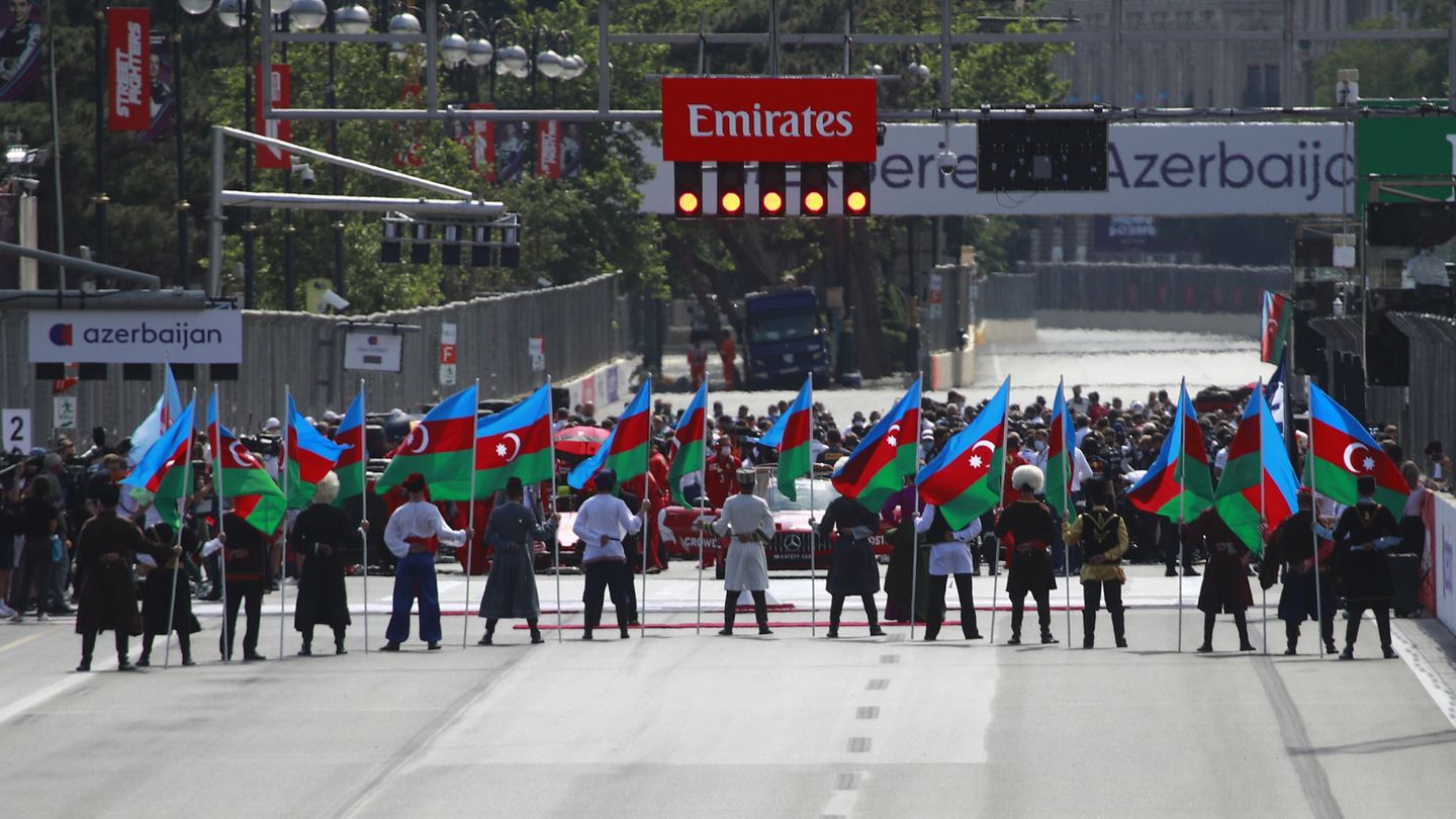 Acto de Azerbaiyán durante su himno en el GP. (Reuters)