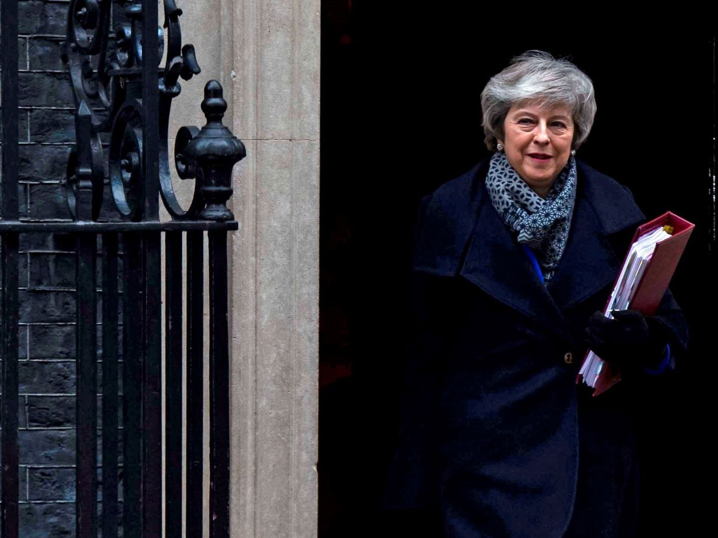 La primera ministra británica Theresa May sale de su residencia oficial en el nº 10 de Downing Street, de camino al Parlamento en Londres para hacer frente a una moción de censura hoy, 16 de enero de 2019. (EFE)