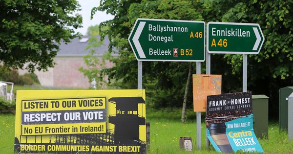 Foto: Carteles contra el Brexit en la frontera entre las dos Irlandas. (Reuters)