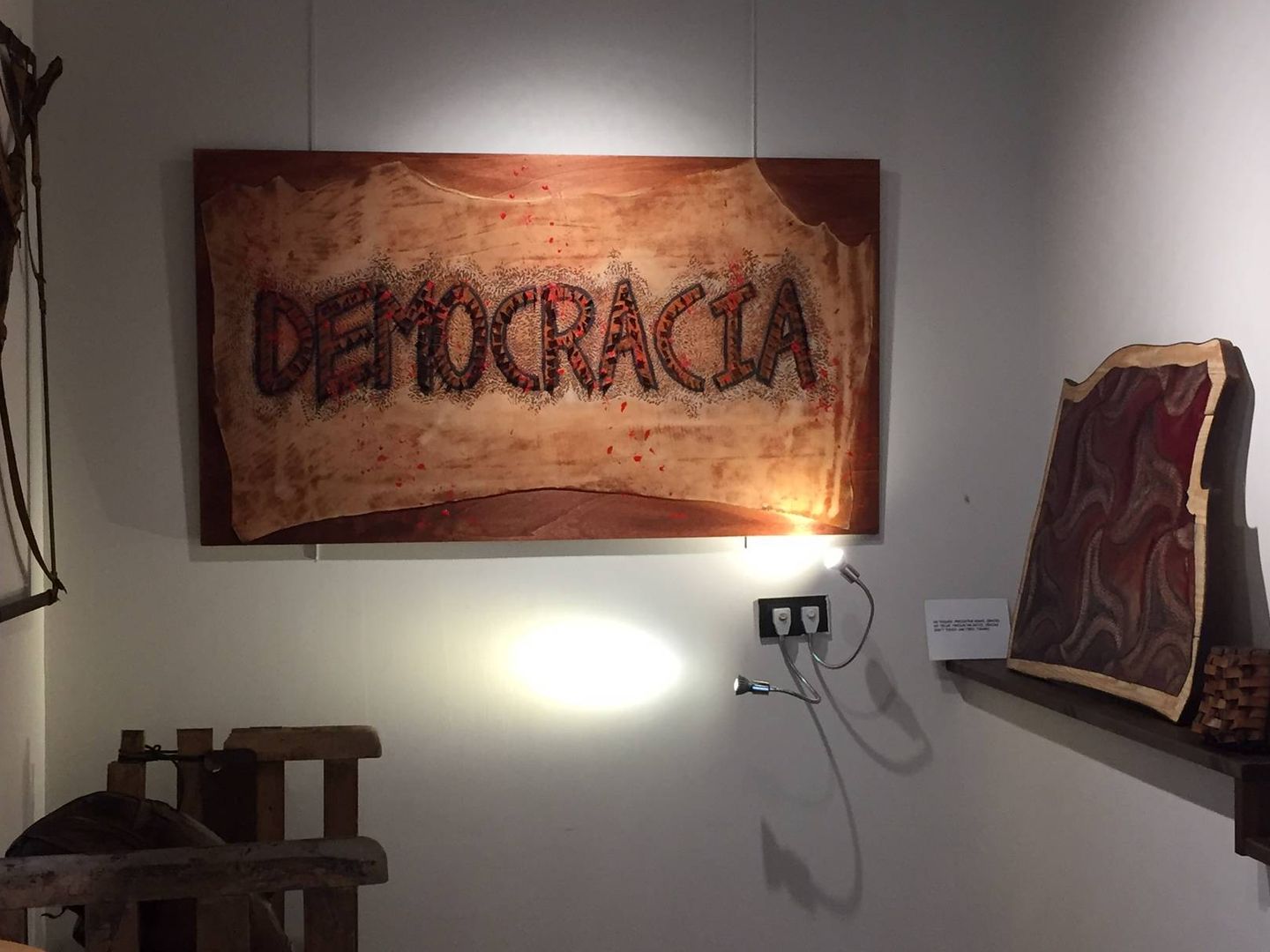 Mural con la palabra 'Democracia' en una tienda de artesanía. (Á. V.)