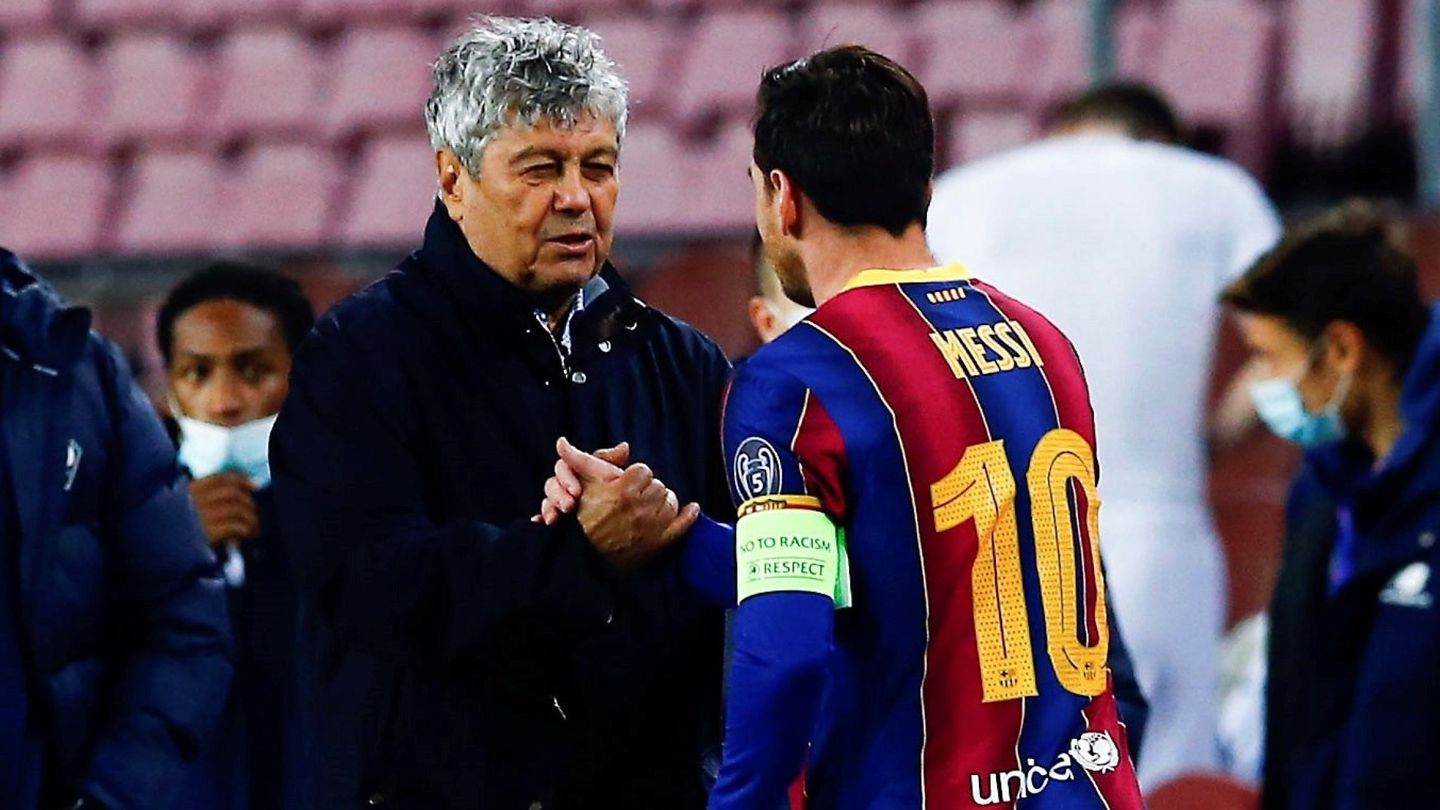 Leo Messi saluda a Mircea Lucescu. (EFE)