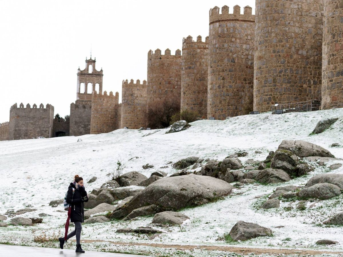 Foto:  La muralla de Ávila hoy cubierta de nieve. (EFE)