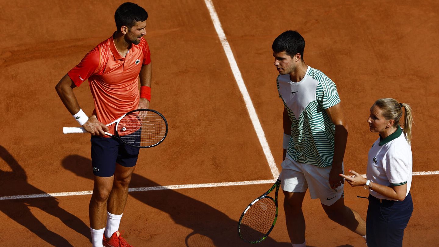 Novak Djokovic dialoga con Carlos Alcaraz después de los pinchazos que sintió el español. (REUTERS/Clodagh Kilcoyne).