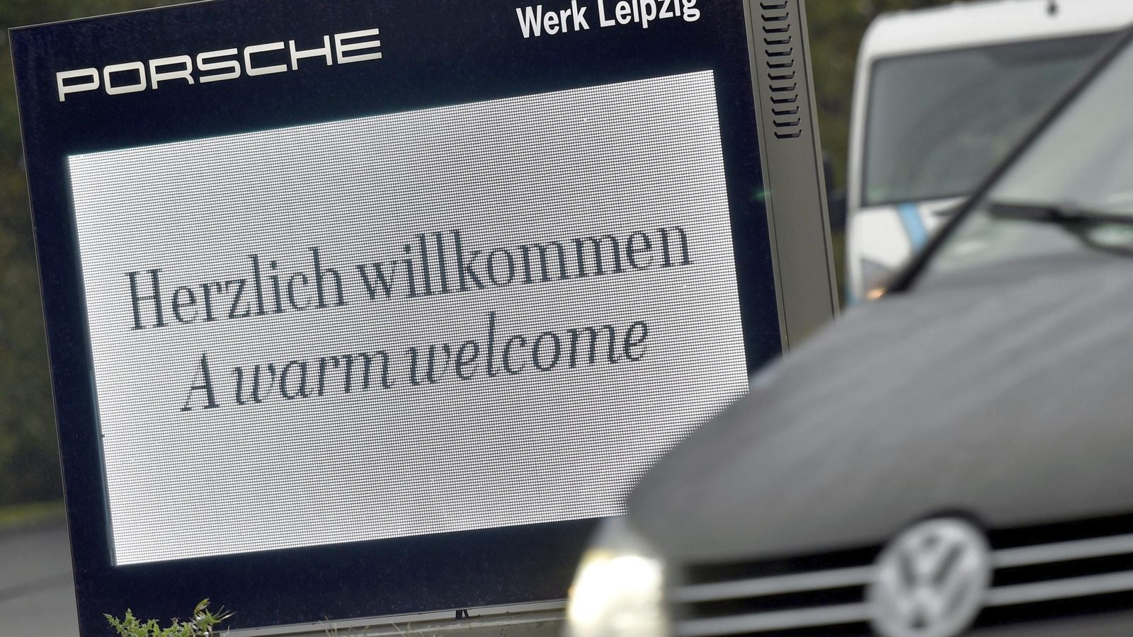 Foto: Vista de un panel luminoso frente a la planta de Porsche del grupo automovilístico Volkswagen en Leipzig. (EFE)