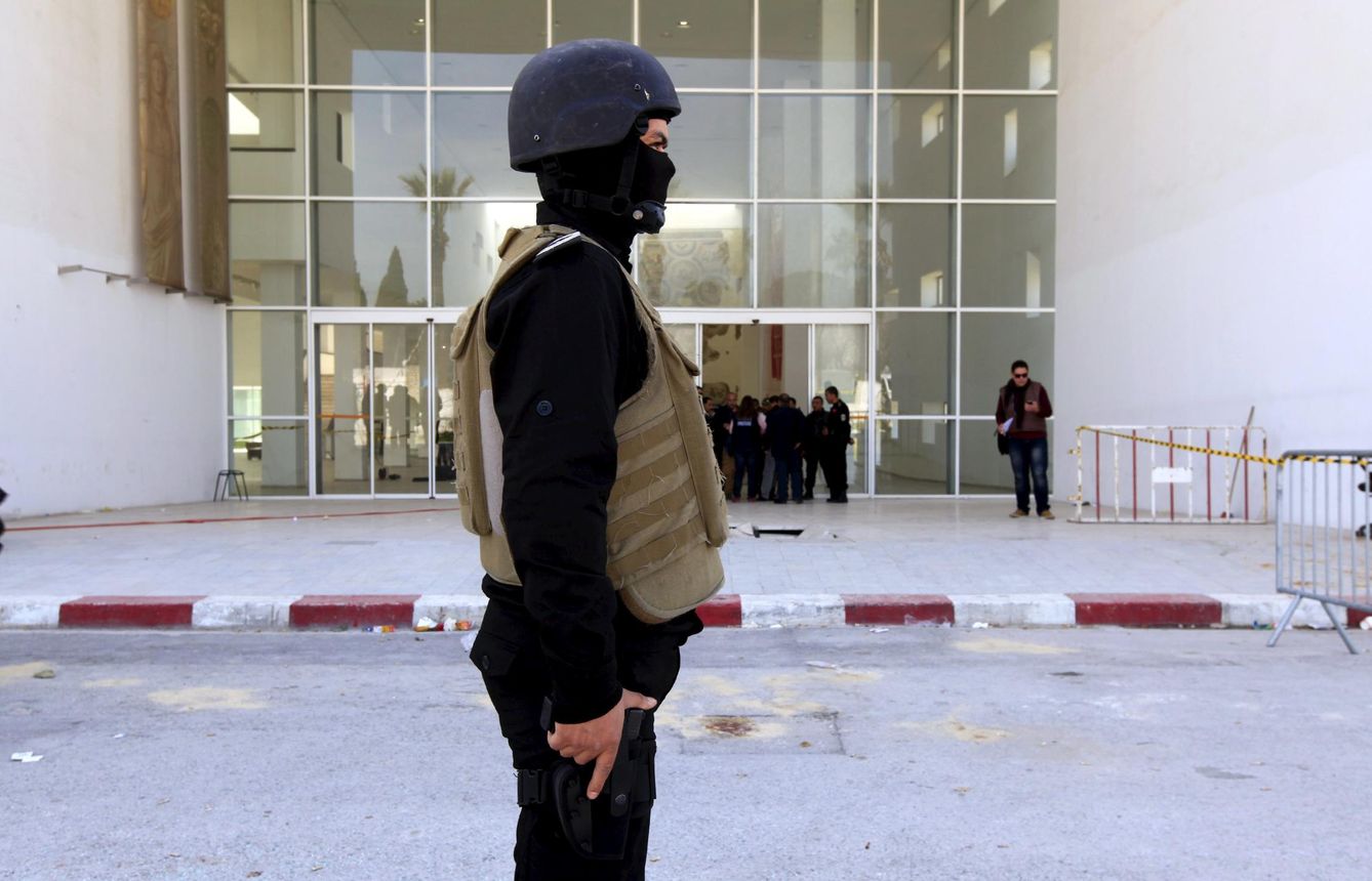Foto: Un agente en la puerta del Museo del Bardo, en Túnez, en la jornada posterior al ataque (Reuters).