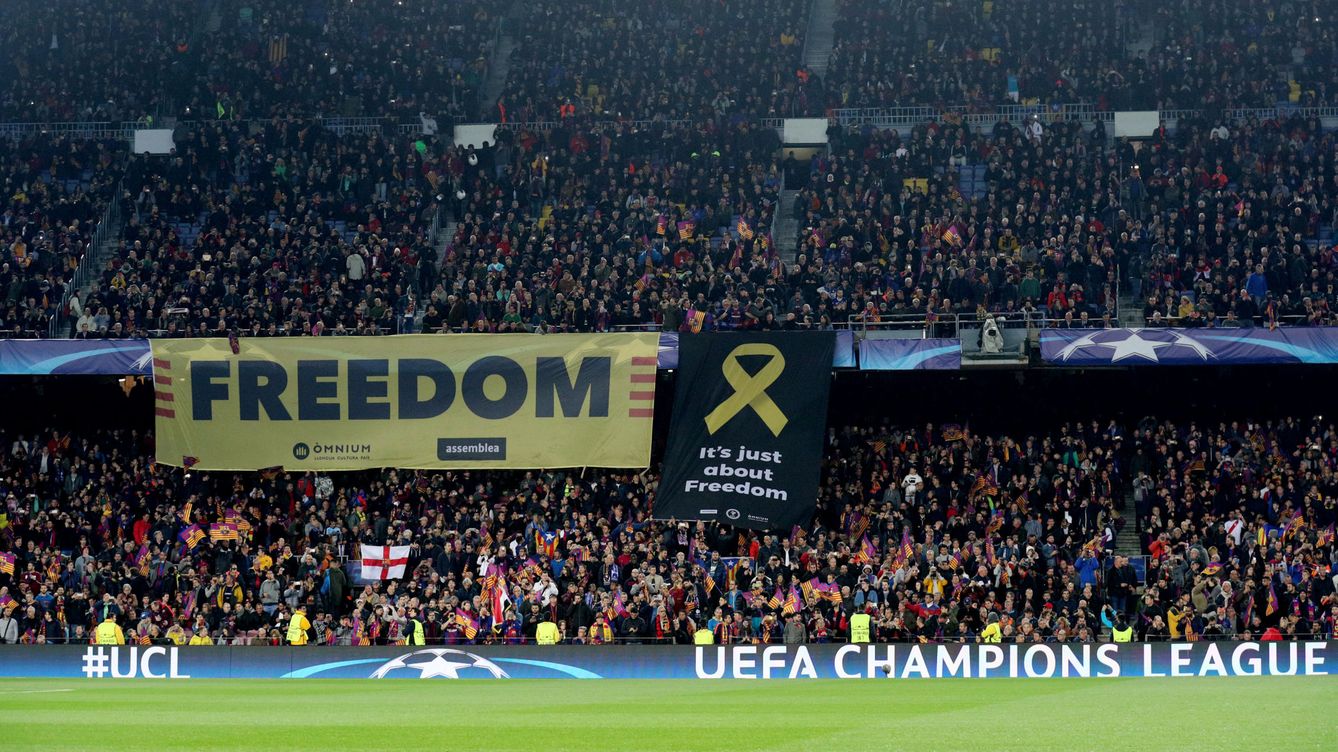 Foto: Pancartas en el Camp Nou de la Plataforma Pro Selecciones Catalanas, en un partido de Champions disputado en 2018. (Reuters) 