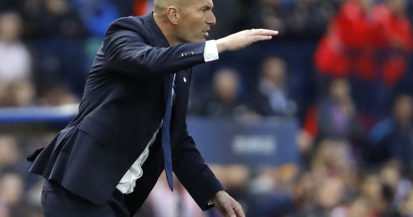 Foto: Zidane, entrenador del Real Madrid, durante el partido del Calderón. (EFE)