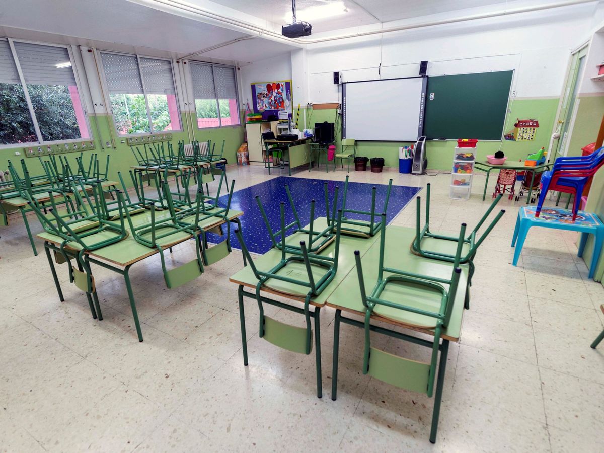 Foto: Un aula vacía del colegio público de Santa María de Gracia de Murcia. (EFE)