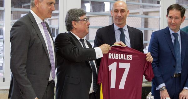 Foto: Luis Rubiales, con Andreu Subies (i), en su visita a la Federación Riojana de Fútbol. (EFE)