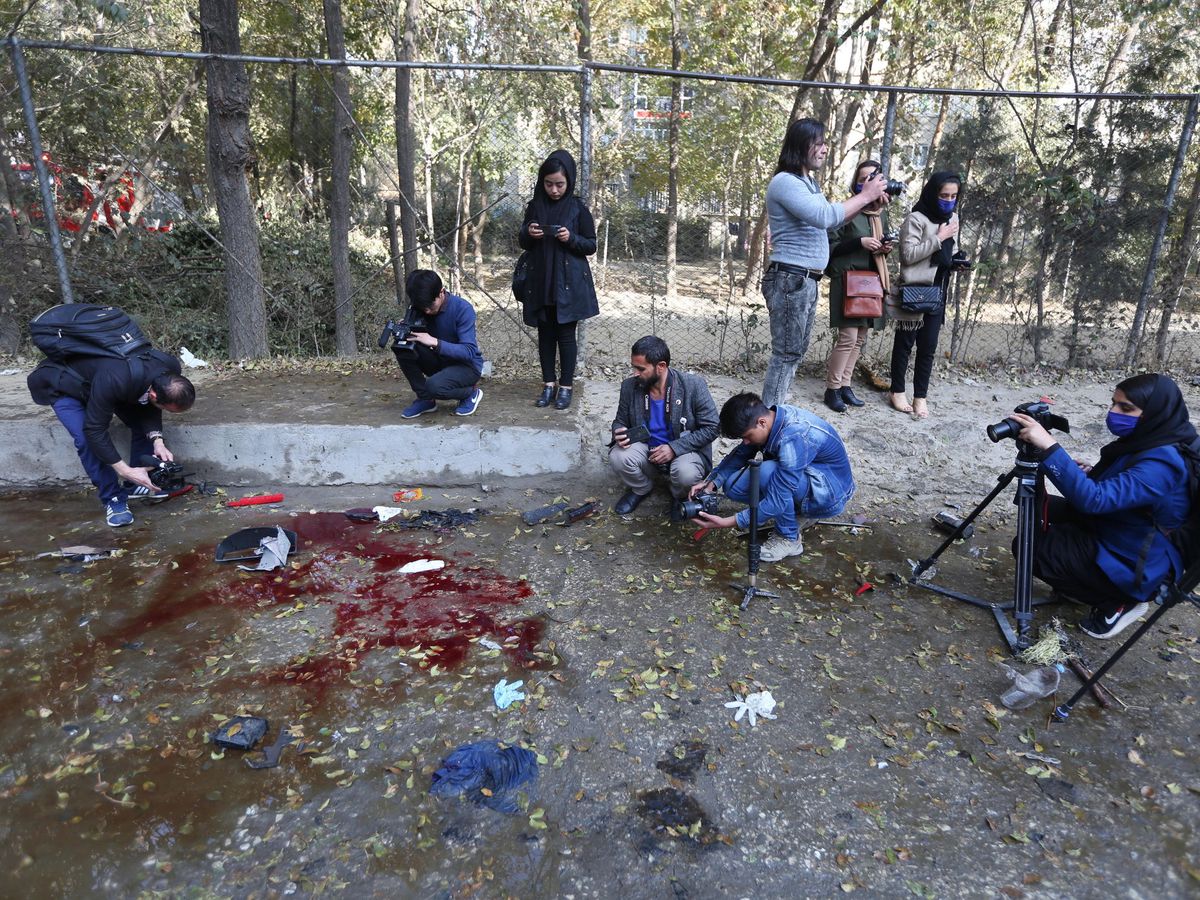 Foto: Periodistas trabajan junto al lugar donde se produjo la explosión en Kabul. (EFE)