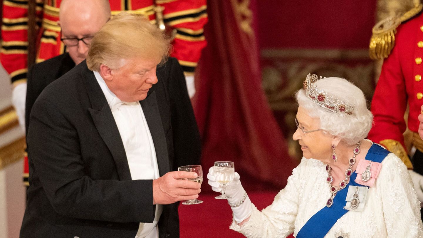 El presidente Trump y la reina Isabel,  durante la visita de Estado. (Reuters)