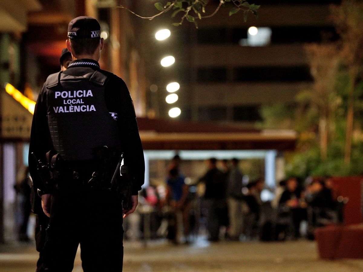 Foto: Agente de Policía de Valencia. (EFE)