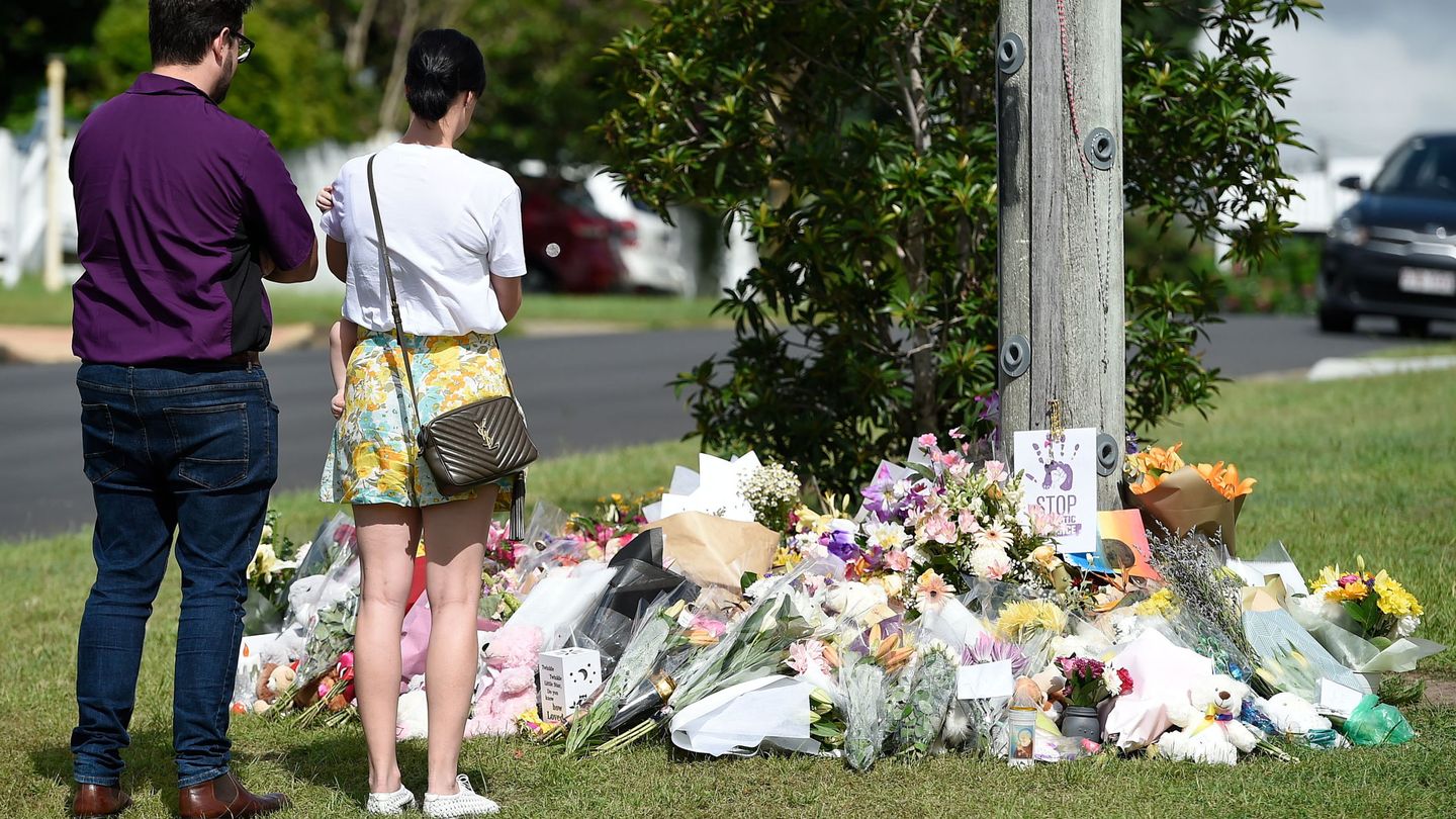 Flores y recuerdos de la familia depositados en la escena del crimen, en Brisbane. (Reuters)