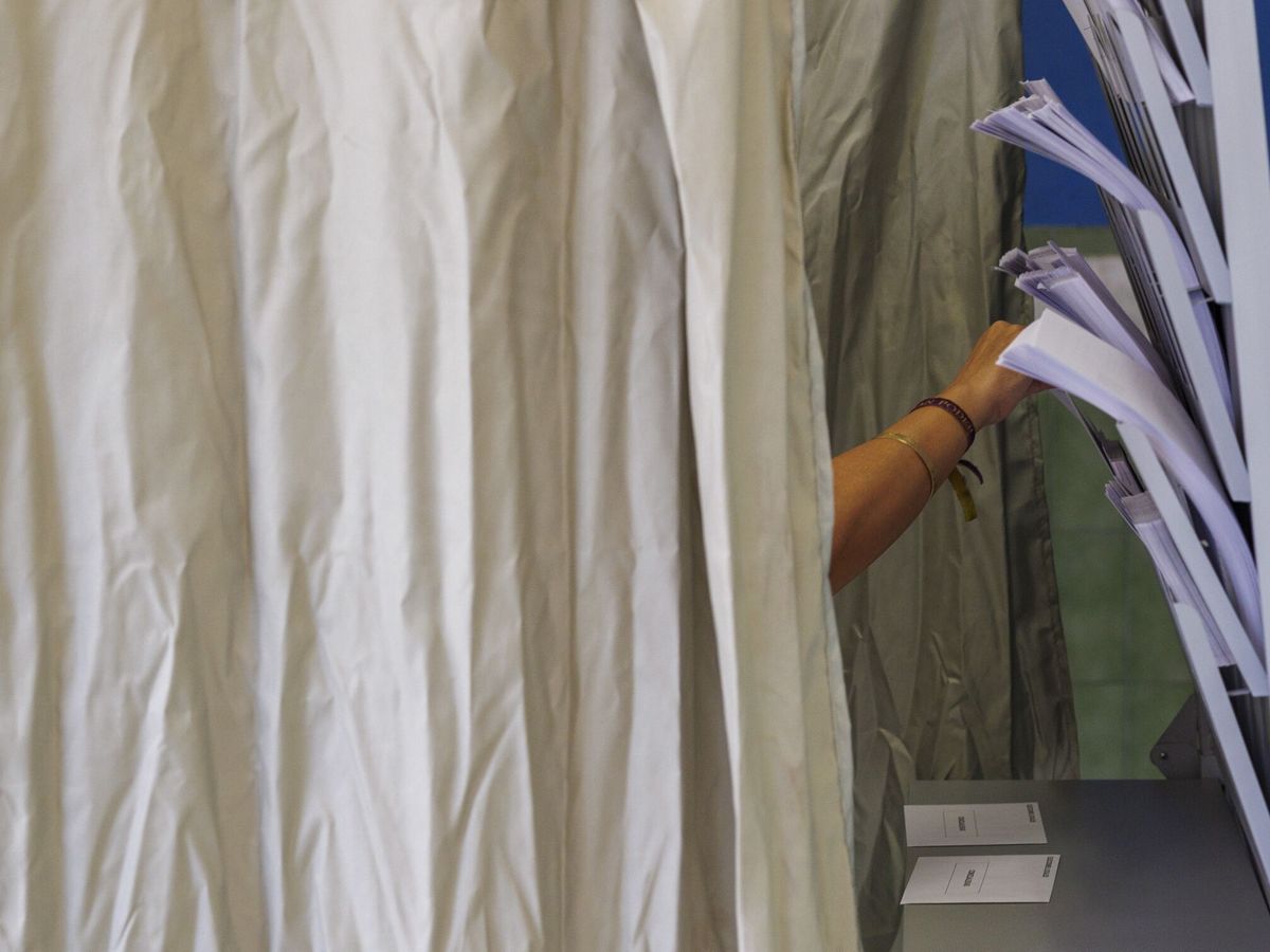 Foto: Ejercicio del derecho al voto para las Municipales en una cabina. (EFE/Julio Muñoz)