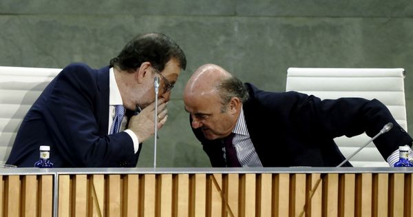 Foto: El presidente del Gobierno, Mariano Rajoy (i), conversa con el ministro de Economía, Luis de Guindos. (EFE)