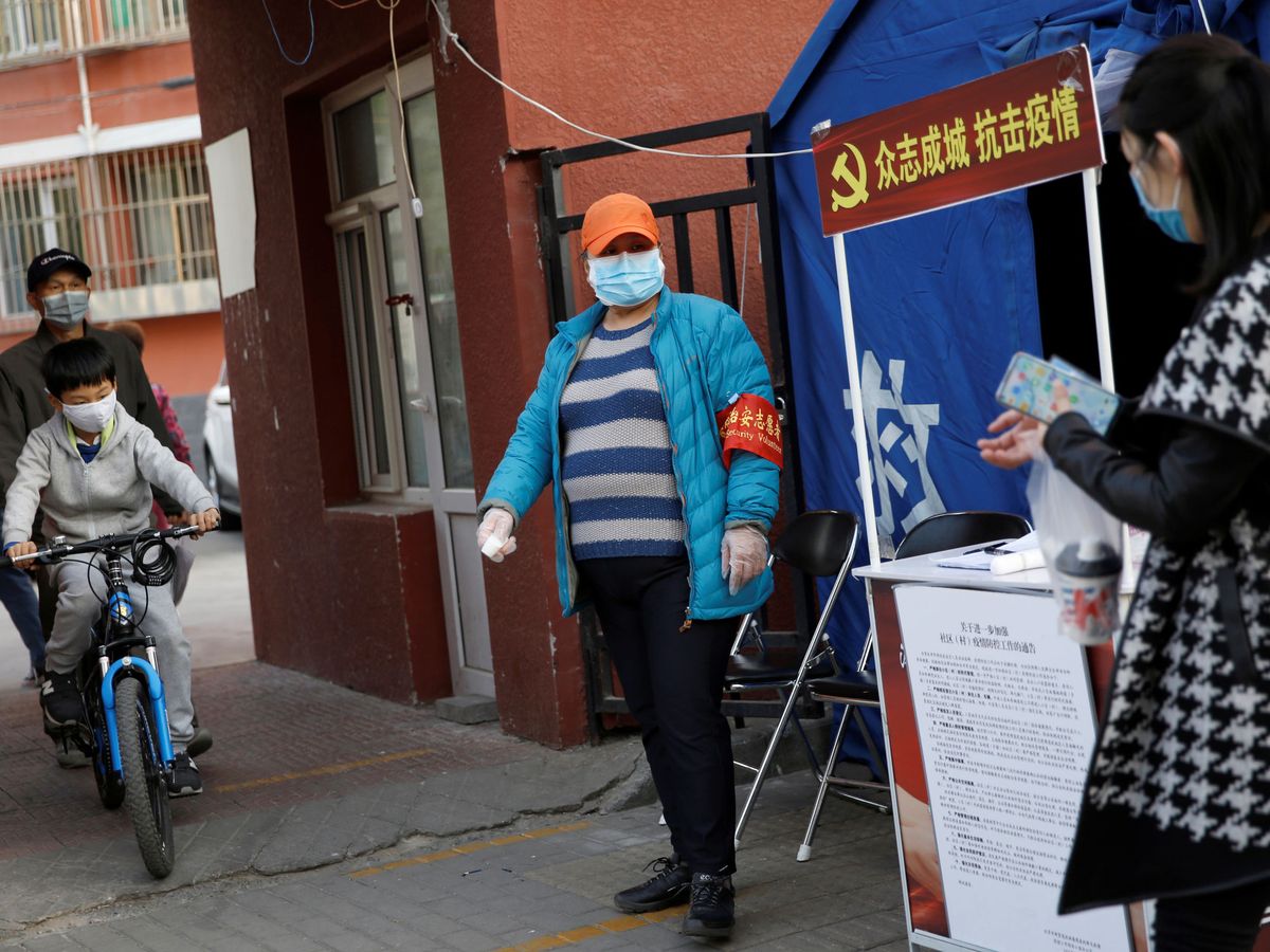 Foto: Imagen de archivo de personas con mascarilla en China. (Reuters)