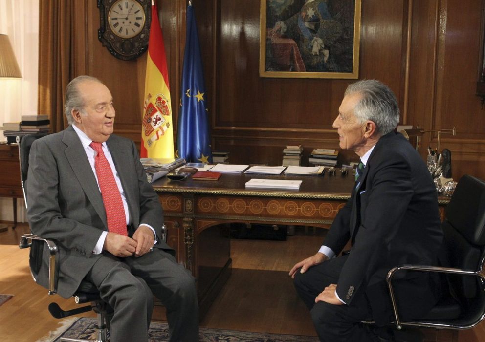 Foto: El periodista Jesús Hermida durante la entrevista que le realizó a Don Juan Carlos en enero de 2013 (EFE)