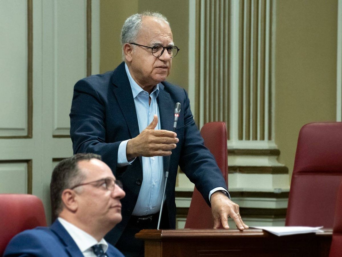 Foto: Casimiro Curbelo interviene ante el Parlamento de Canarias. (Europa Press)