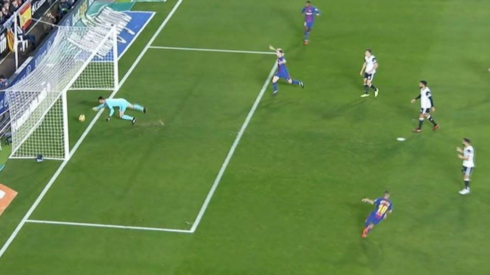 Foto: El 'gol fantasma' de Messi en Valencia que no subió al marcador.