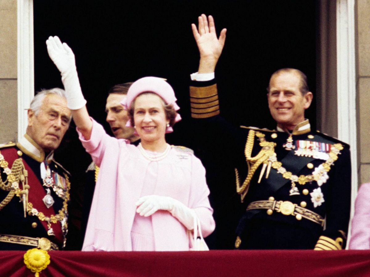Foto: La reina Isabel y el príncipe Felipe, durante el Jubileo de Plata de 1977. (Cordon Press)