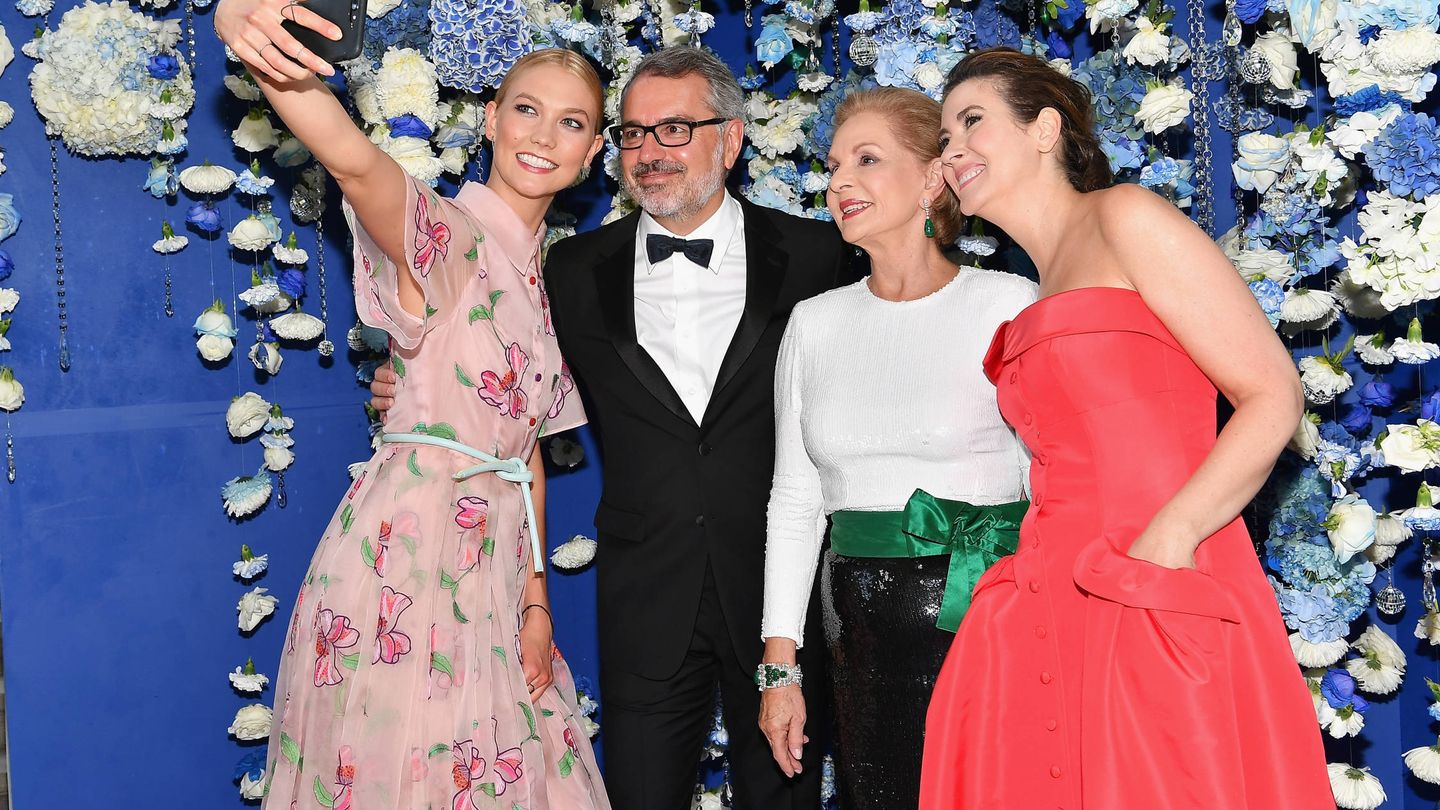 Karlie Kloss, Marc Puig, Carolina Herrera y Elizabeth Musmanno haciéndose un selfie (Getty)