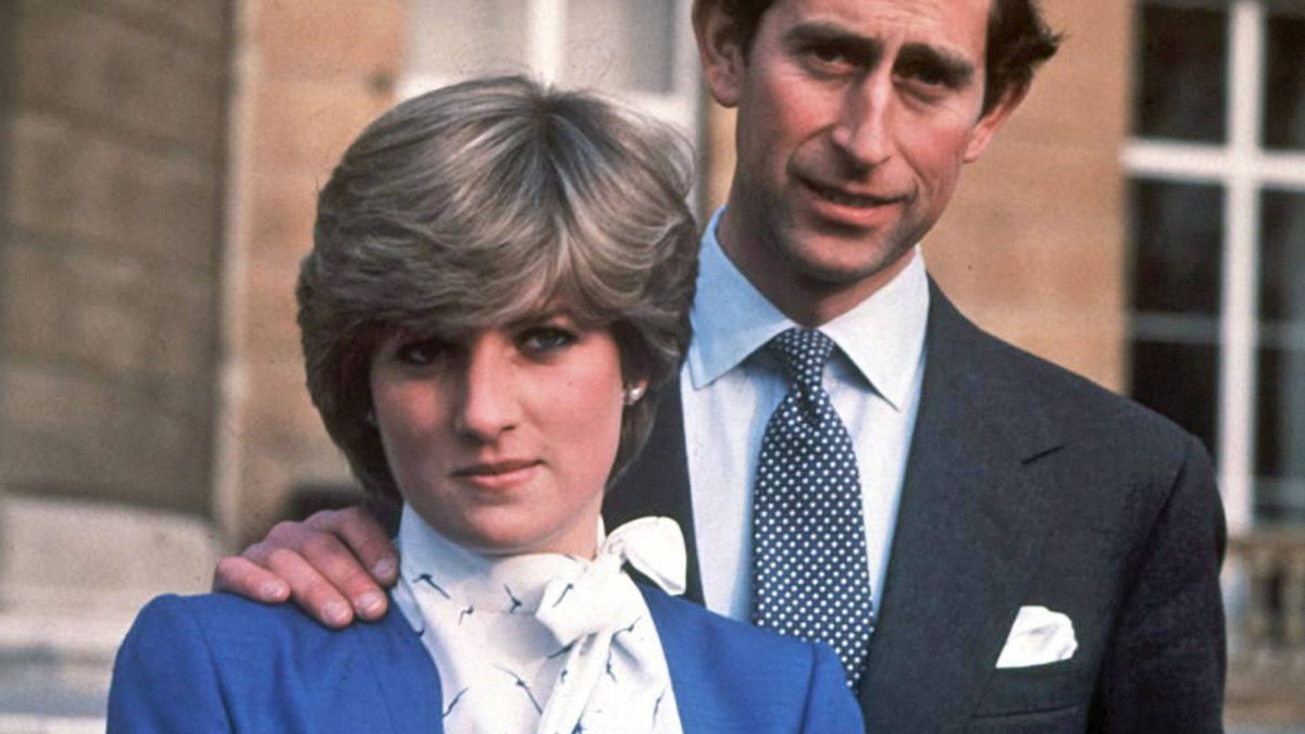 Del anillo de Kate a la blusa con lazada, así es el look de Diana visto a través de 'The Crown'