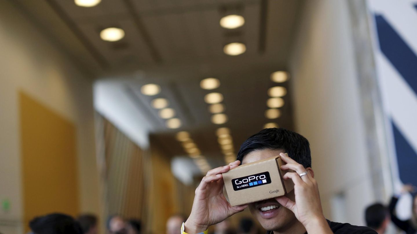 Un asistente a la conferencia I/O usa las Google Cardboard en 2015 (Reuters / Robert Galbraith)