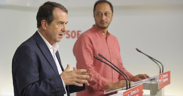 Foto: Abel Caballero, jefe de la FEMP, con Alfonso Rodríguez Gómez de Celis, secretario de Relaciones Institucionales del PSOE, este 5 de julio. (Borja Puig | PSOE)