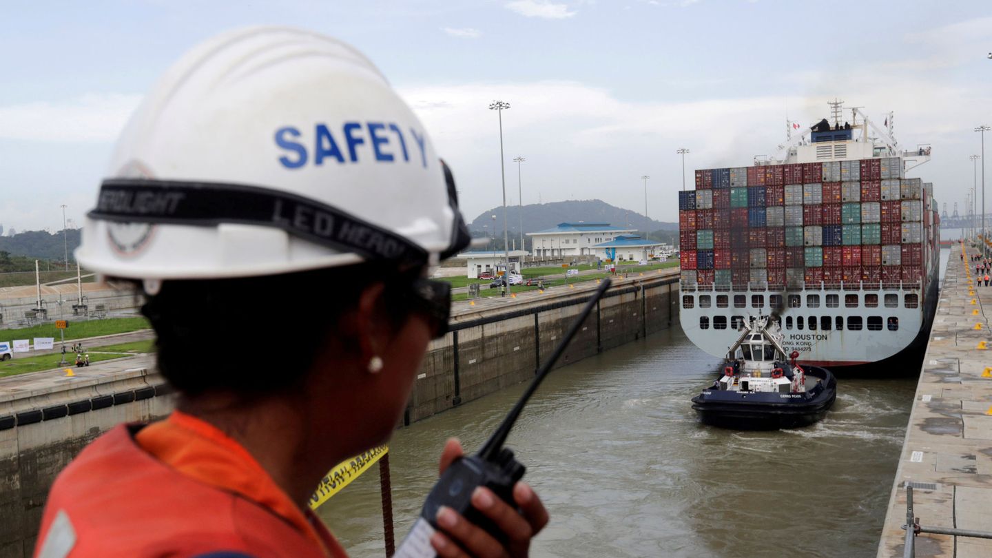 Unos 12.000 barcos cruzan el Canal de Panamá cada año (Reuters/Carlos Jasso)