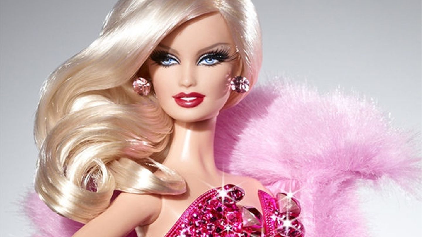 Barbie y su pelazo artifical, como el de Lady Gaga.