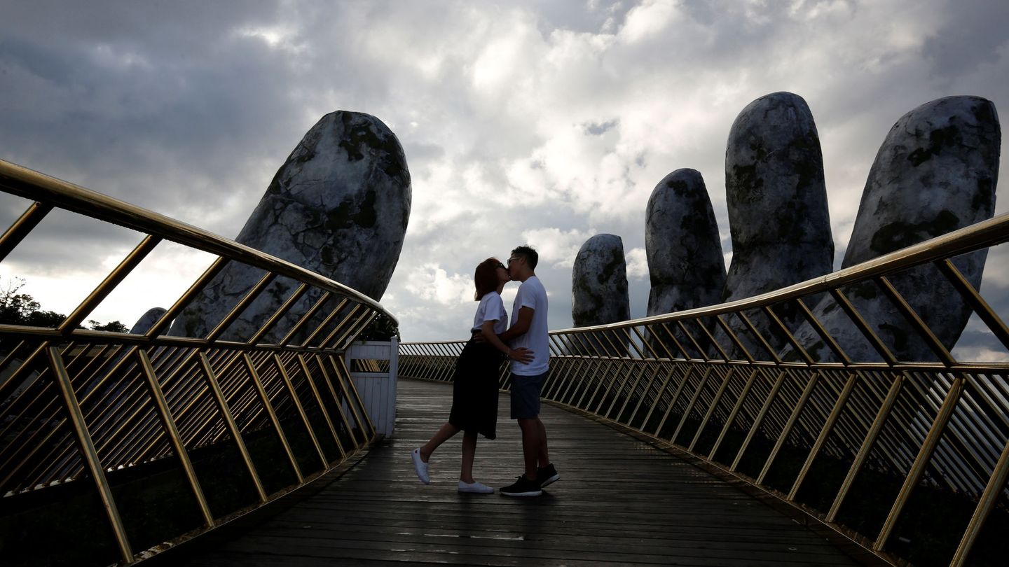 Una pareja se besa en el Golen Bridge. REUTERS 