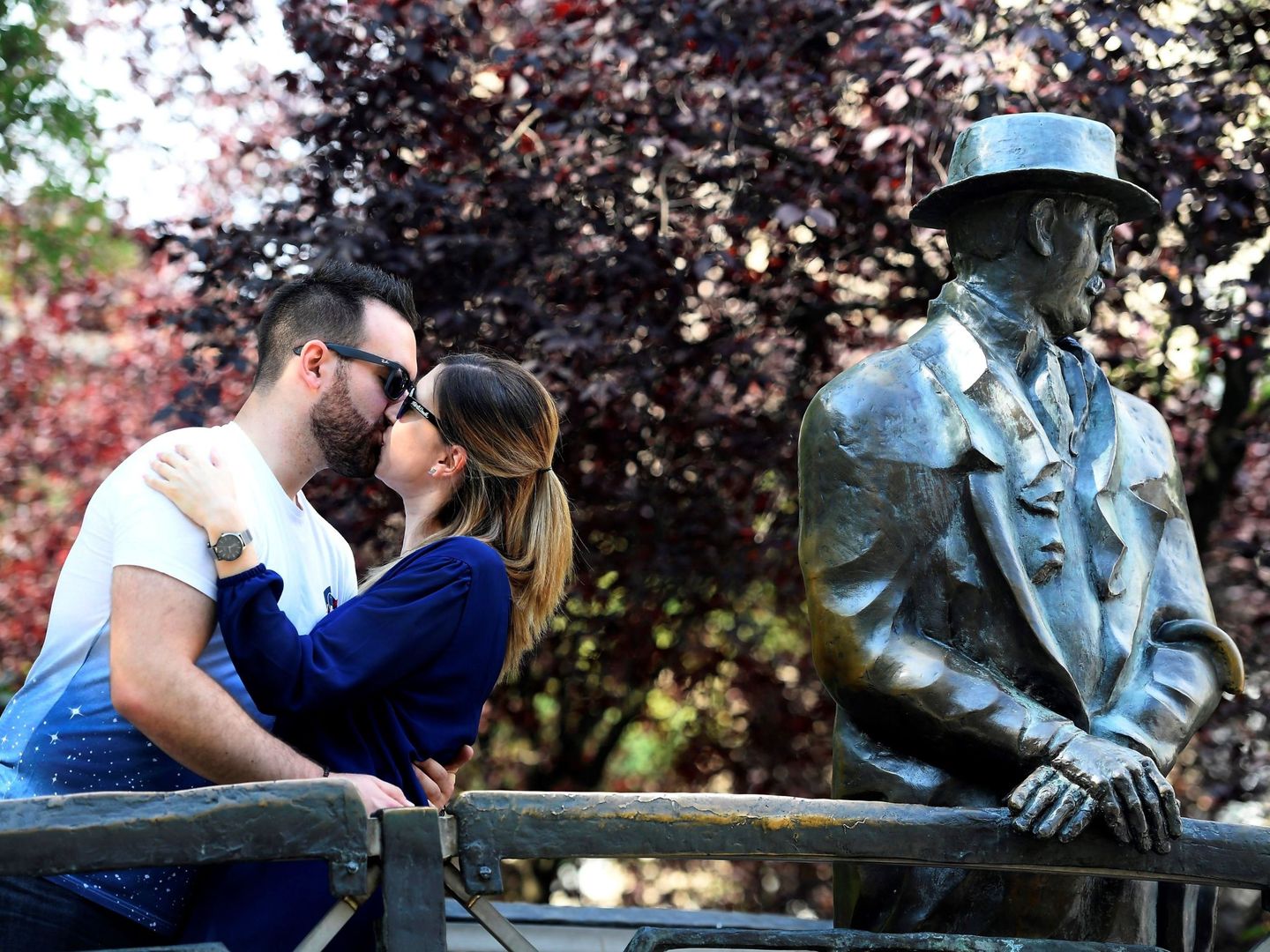 Una pareja se besa junto a la estatua de Imre Nagy en Budapest, el pasado junio. La estatua ha sido retirada hace pocos días. (EFE)