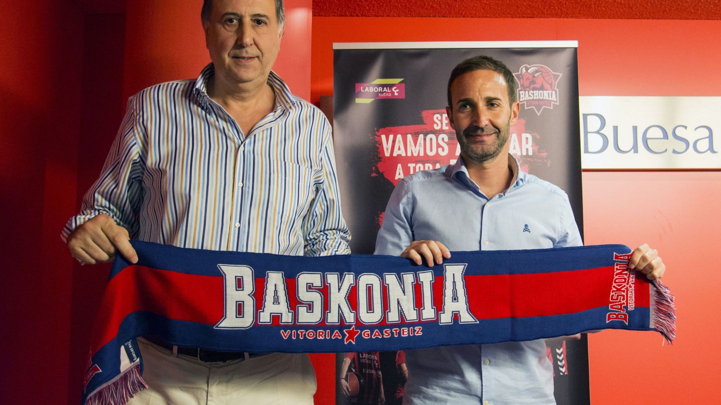 Josean Querejeta, junto al entrenador del Baskonia, Sito Alonso. (EFE)