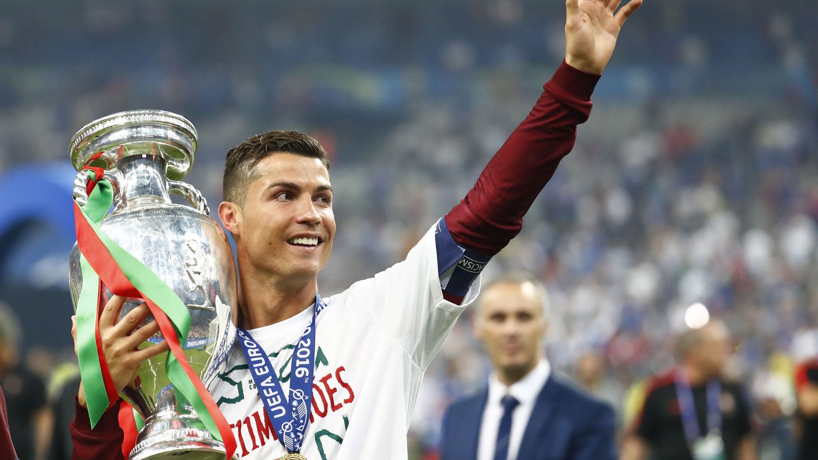 Foto: Cristiano, con el trofeo. (Reuters) 