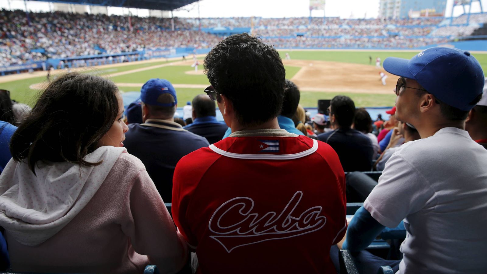 Foto: Aficionados asisten a un partido de béisbol entre la selección cubana y los MLB Tampa Bay Rays, en La Habana. (Reuters)