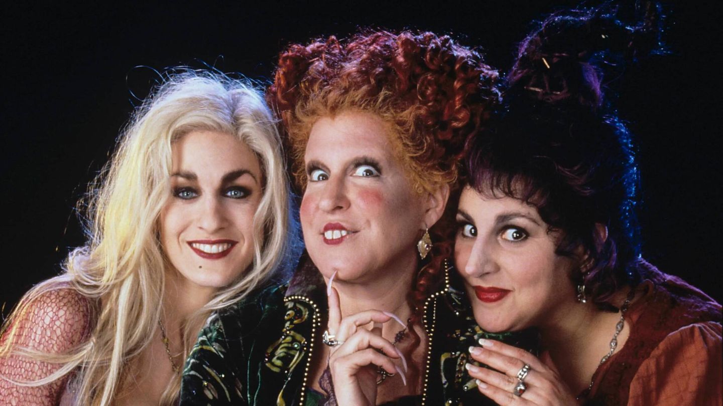 Sarah Jessica Parker, Bette Midler y Kathy Najimy, en 'El retorno de las brujas'. (Disney)