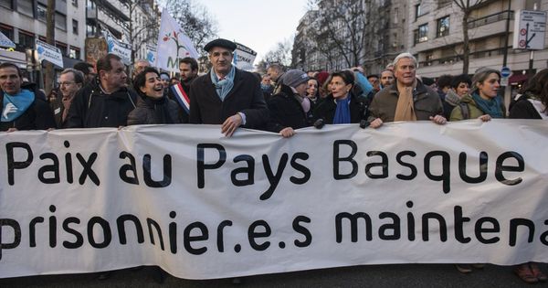 Foto: Cabecera de la manifestación por los cambios para los presos de ETA en París. (EFE)