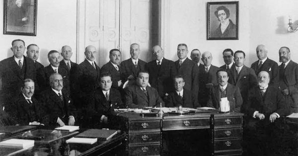 Foto: Reunión de la Confederación Española de Cajas de Ahorro con el ministro de Trabajo para la probación de sus estatutos, 1928. ('Guía de archivos históricos de la banca en España')