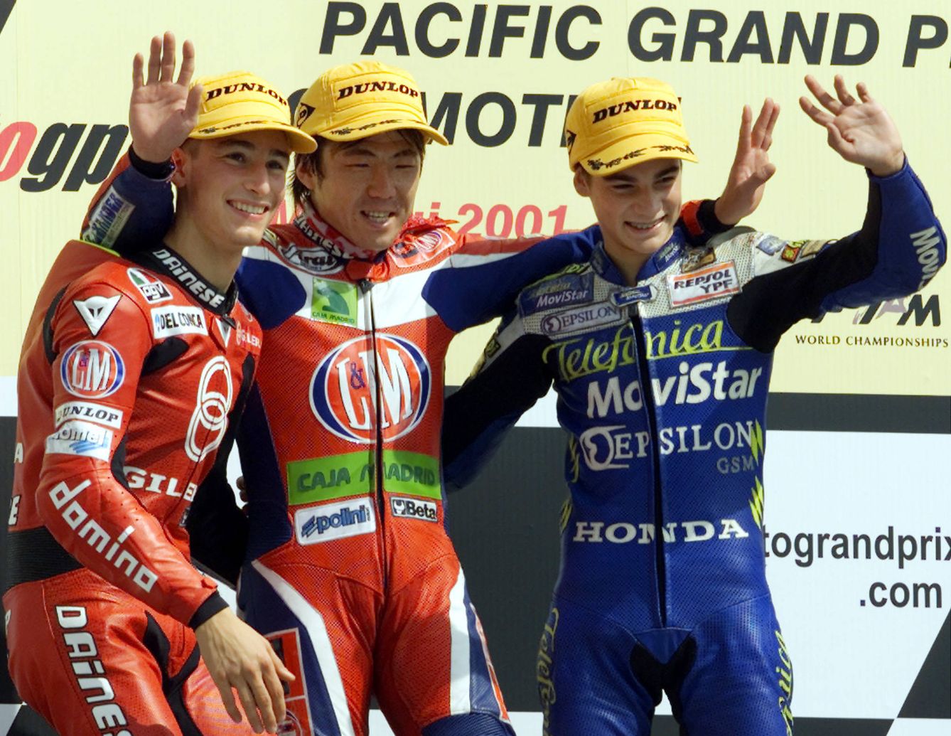 Dani Pedrosa (i) en el podio de 125 cc de Motegi en 2001. Fue uno de los dos podios que logró en su primer año en el Mundial. (Reuters)