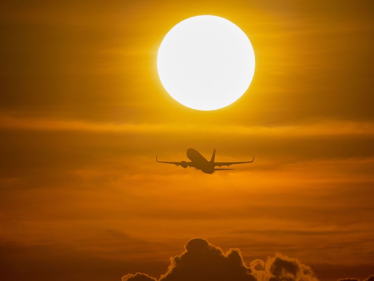 Foto: Un avión surca el cielo. (Reuters)