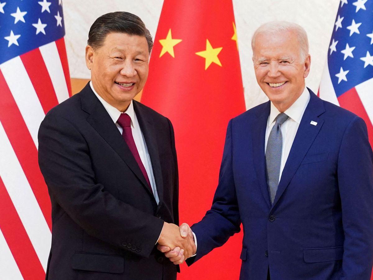Foto: El presidente de EEUU, Joe Biden (d), y el presidente chino, Xi Jinping. (Reuters/Kevin Lamarque)