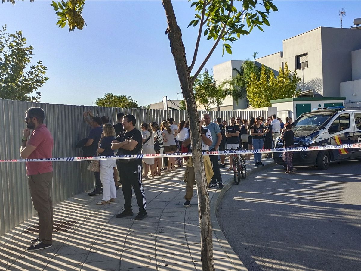 Foto: Padres y madres en la entrada del instituto tras el ataque con arma blanca en un instituto de Jerez de la Frontera. (EFE/Francisco Jiménez)