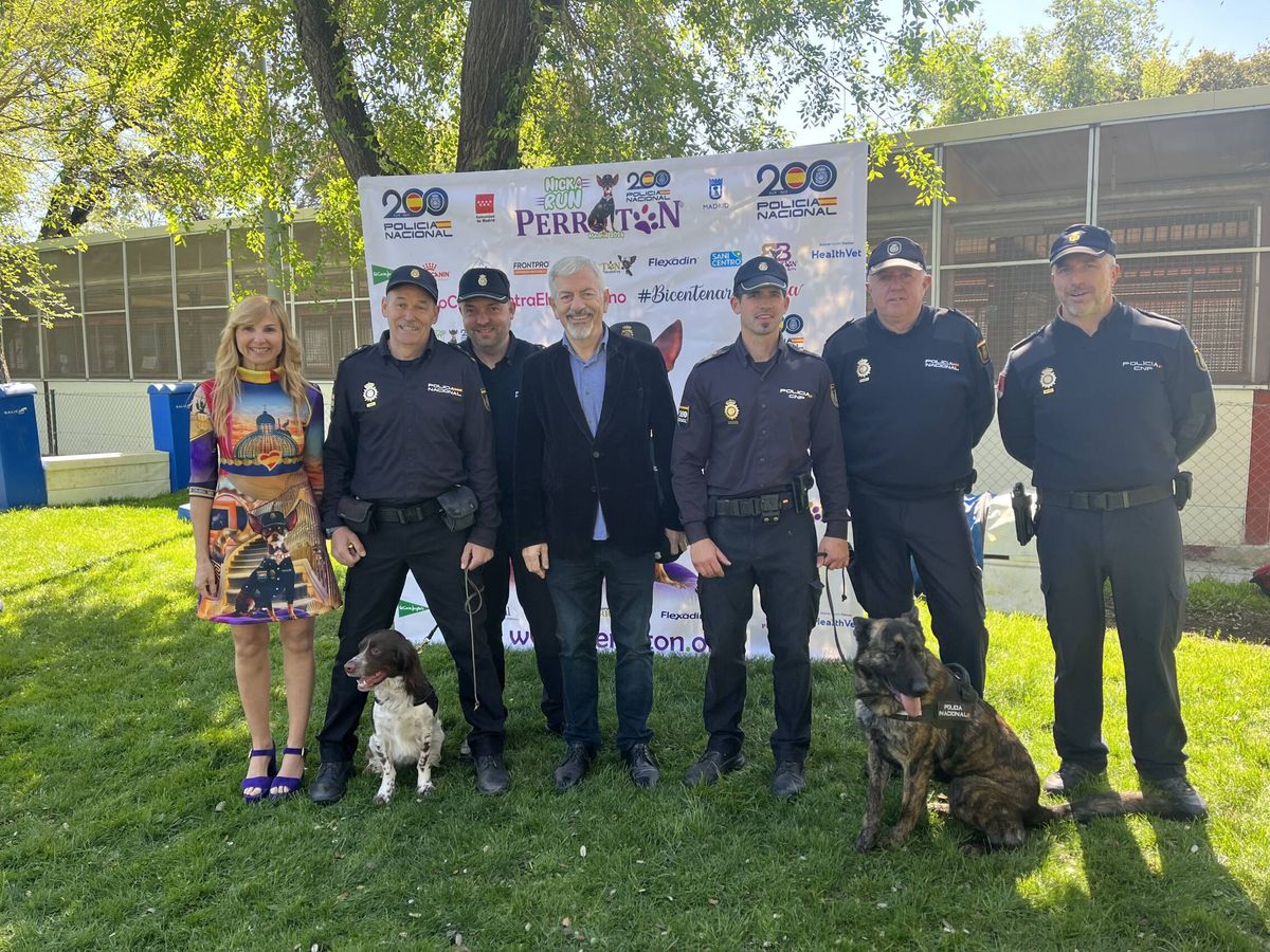 Foto: Alejandra Botto y Carlos Sobera con representantes de la Policía Nacional y perros de la unidad de guías caninos.