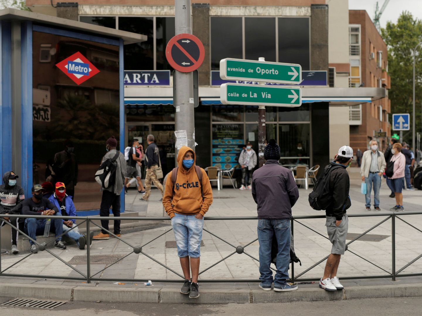 Gente en el barrio de Usera, Madrid. (Reuters)
