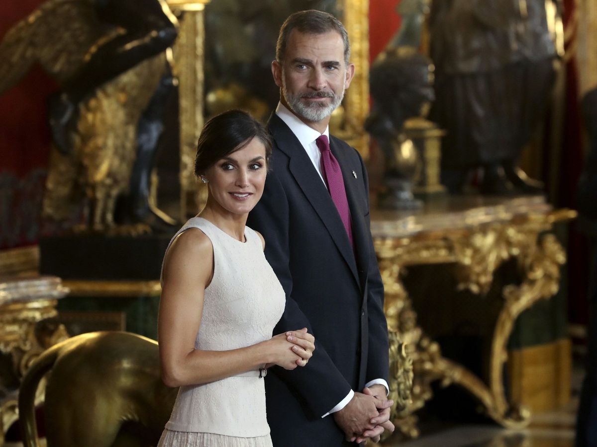 Foto: Los reyes Felipe VI y Letizia, durante la recepción en el Palacio Real con motivo de la fiesta nacional del 12 de Octubre en 2018. (EFE/Ballesteros)