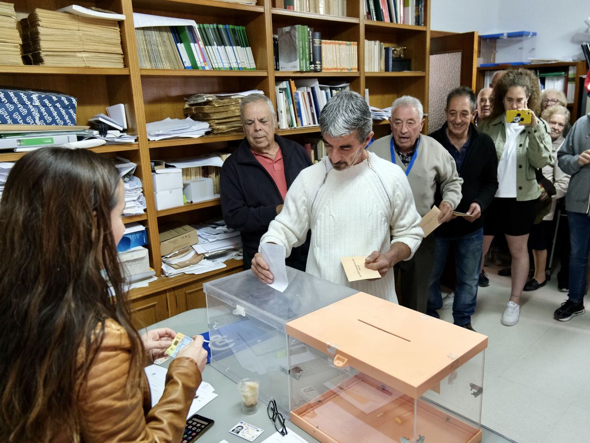 Foto: Villarroya (La Rioja) vota en 29 segundos y supera su récord de 2019. (EFE/Fernando Díaz)