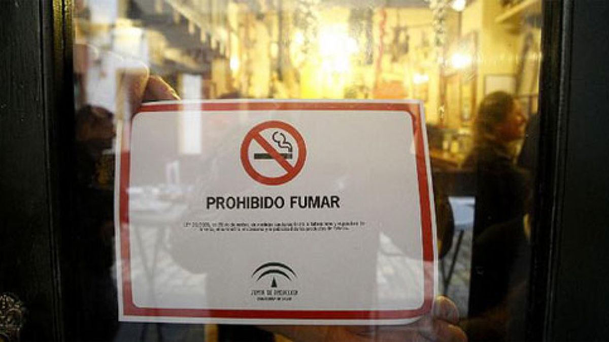 Hosteleros presentan 600.000 firmas ante la Defensora del Pueblo para exigir la suspensión de la ley del tabaco